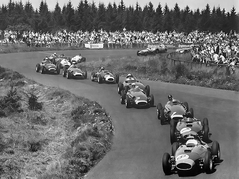 Na prvním místě v závodě sezony 1957 jede Mike Hawthorn před Peterem Collinsem (oba Ferrari). Jedničku má na kapotě Juan Manuel Fangio, který nakonec vyhrál.