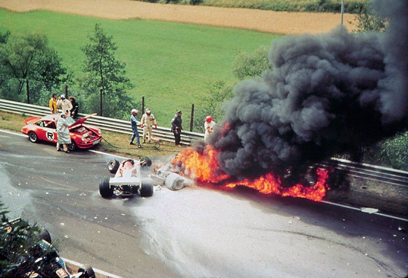 Niki Lauda při havárii, která ho poznamenala na celý život