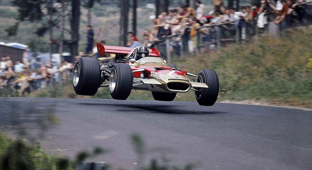 Na Nürburgringu se při F1 také skákalo, jak předvádí legendární Brit Graham Hill v roce 1969
