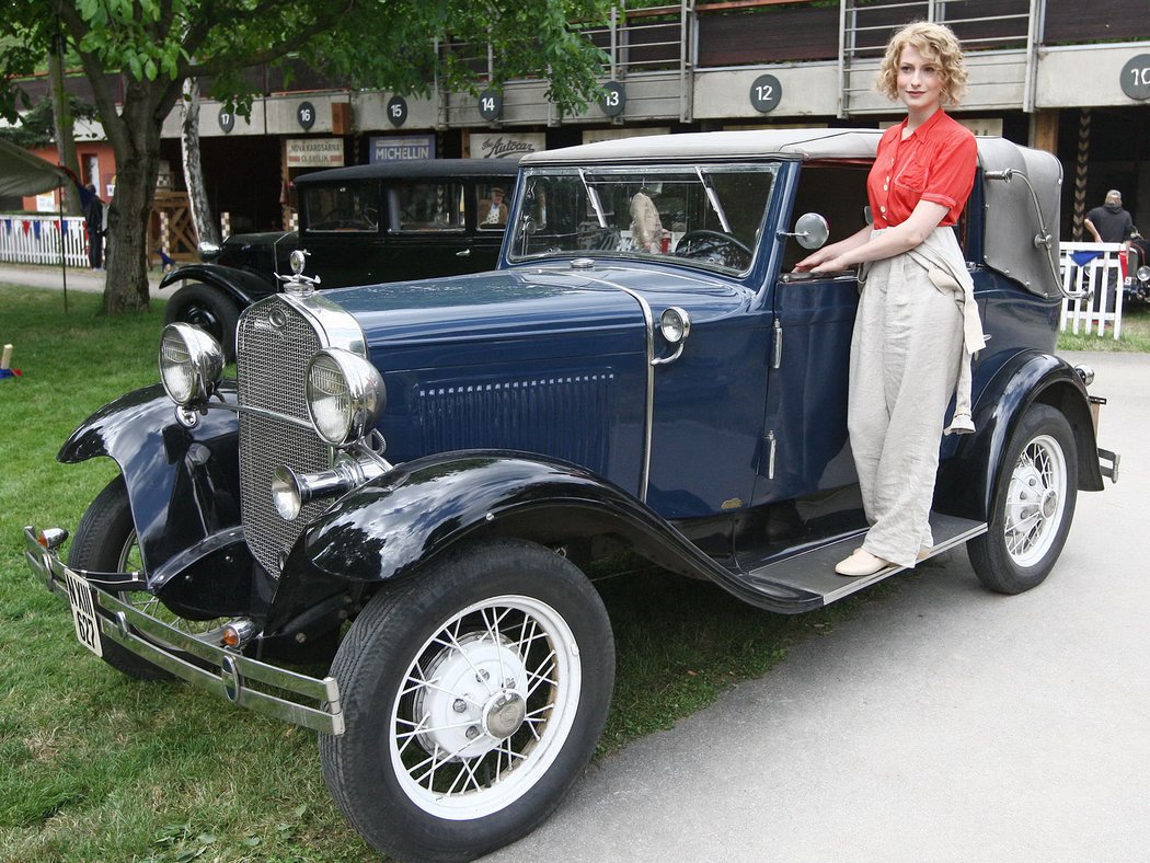 Na americkém Fordu A s datem výroby 1929 pózuje jedna z hlavních protagonistek Anna Fialová