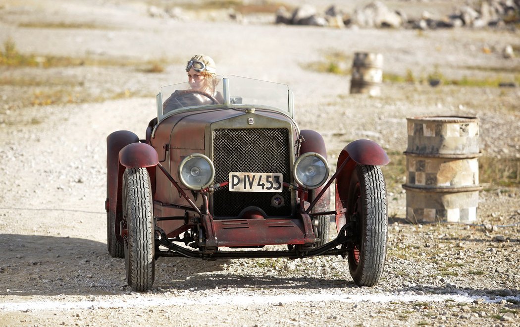 Automobilová závodnice Eliška Junková byla seriálovou inspirací pro herečku Annu Fialovou, která řídila sportovní vůz Wikov z roku 1929