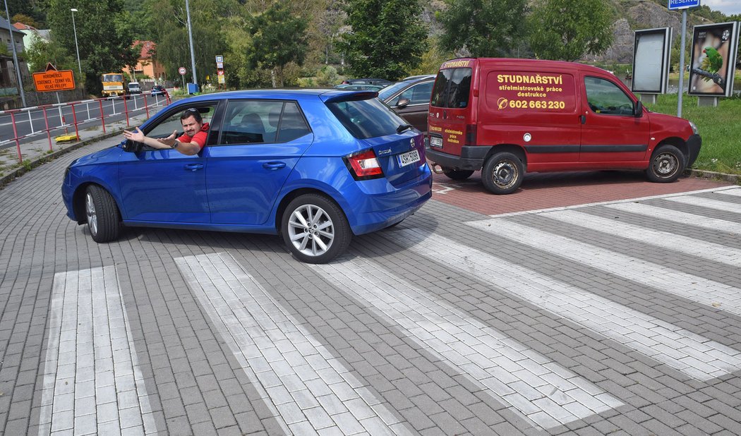 Při otáčení nebo couvání nesmí řidič ohrozit chodce, ostatně na přechodu to nelze vůbec. Na malých parkovištích jako na snímku to je ale docela problém.