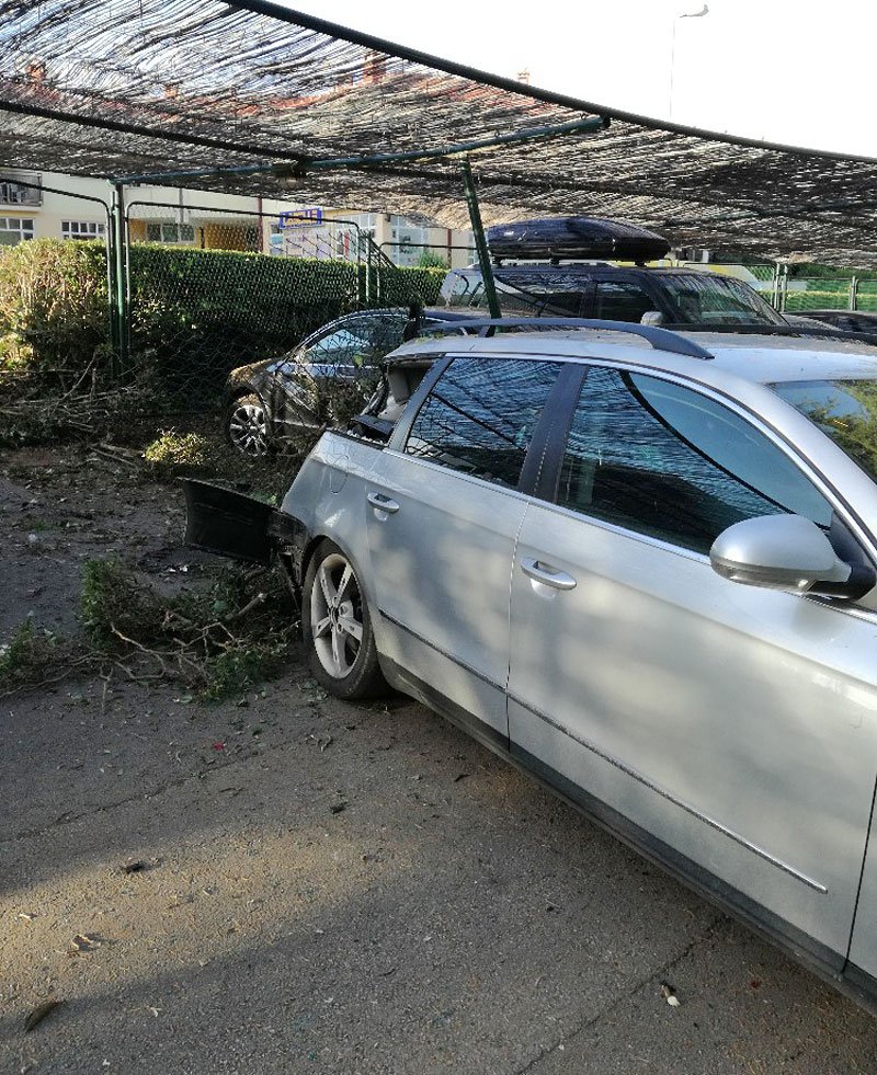 Celou karoserii pak museli srovnat v servisu na stolici. Vedlejší passat dopadl ještě hůř.