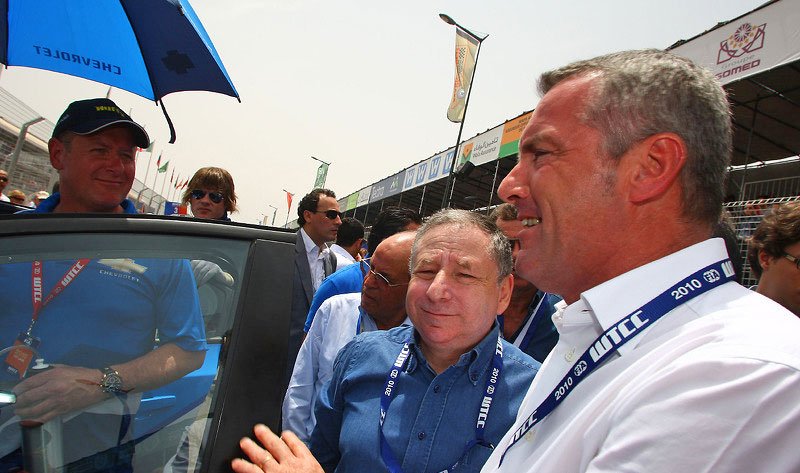Téměř deset let stál Lotti (vpravo) v názorové opozici proti šéfovi Mezinárodní automobilové federace (FIA) Jeanu Todtovi (uprostřed v modré košili)