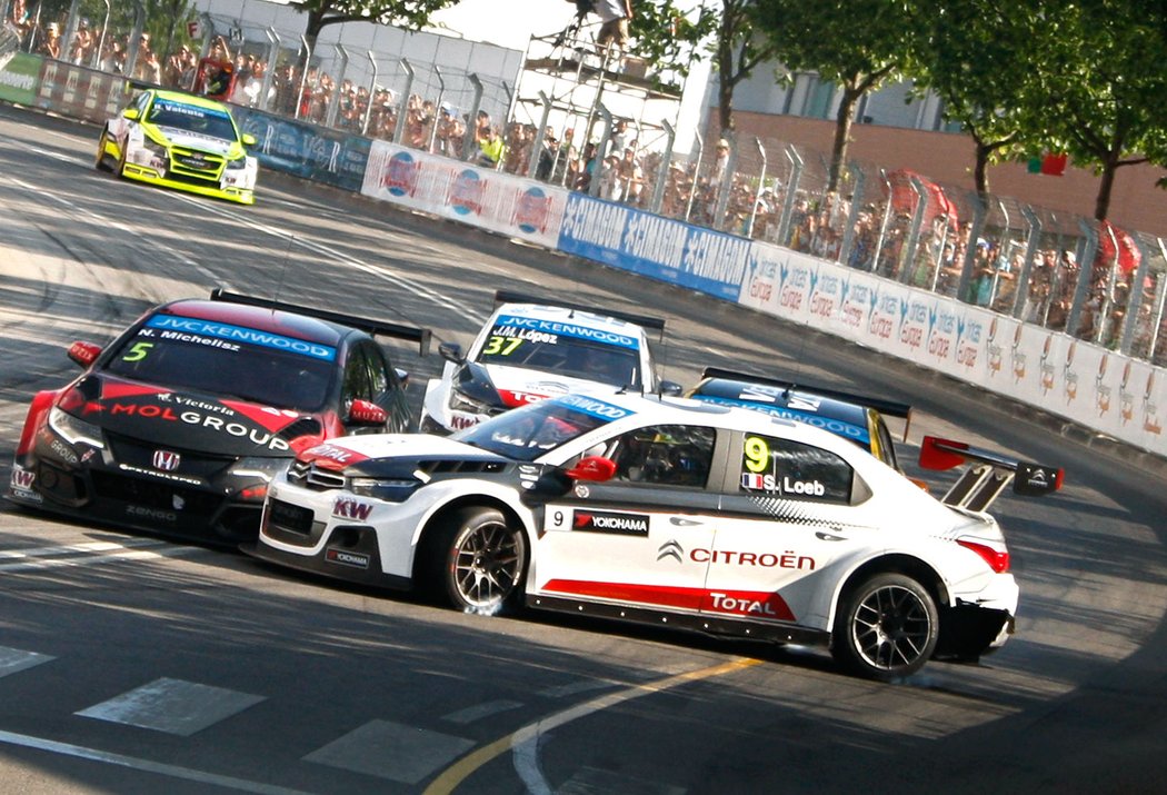 Šampionát WTCC skončil. V roce 2015 v něm takto havaroval Sebastien Loeb.