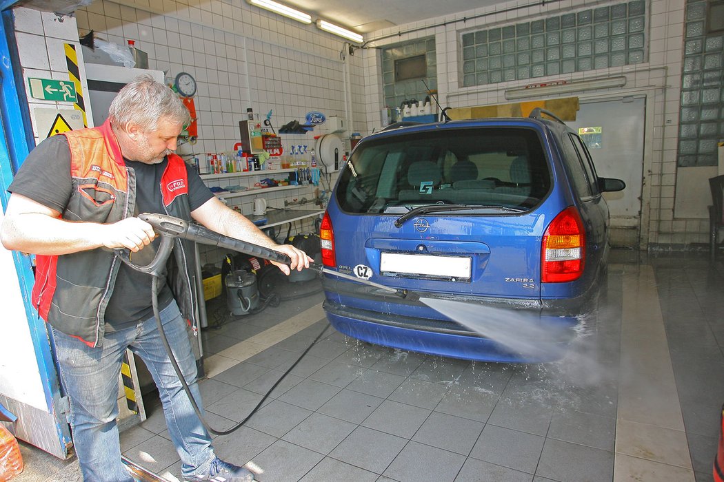 Bez pořádného mytí auto při dalším leštění pouze poškrábete.