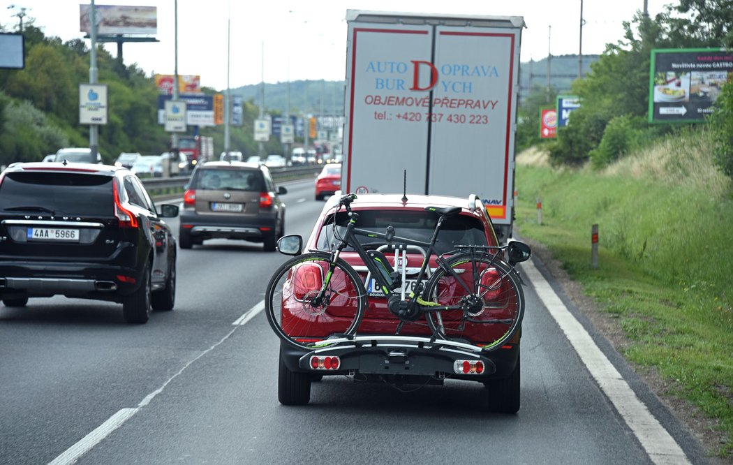 Ne všichni řidiči asi vědí, že při převozu kol nesmí být registrační značka překrytá. Až desetitisícová pokuta a zákaz řízení až na rok by asi šoféra pořádně řádně šokovaly.