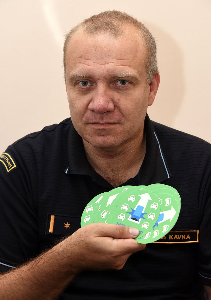 Tiskový mluvčí Martin Kavka pózuje se zelenými magnetkami, které sám navrhl