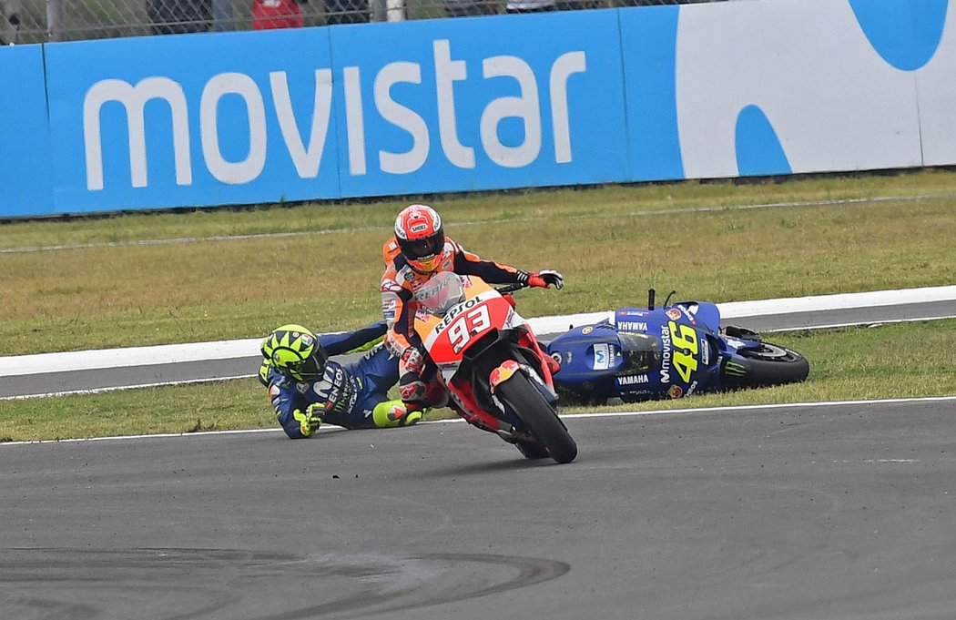 Manévr Marqueze (93), který v závodě MotoGP v Argentině shodil Rossiho (46)