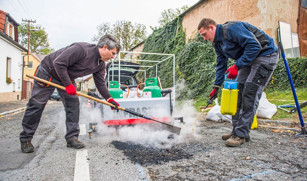 Boris Prýgl nanáší třícentimetrovou vrstvu recyklátu.