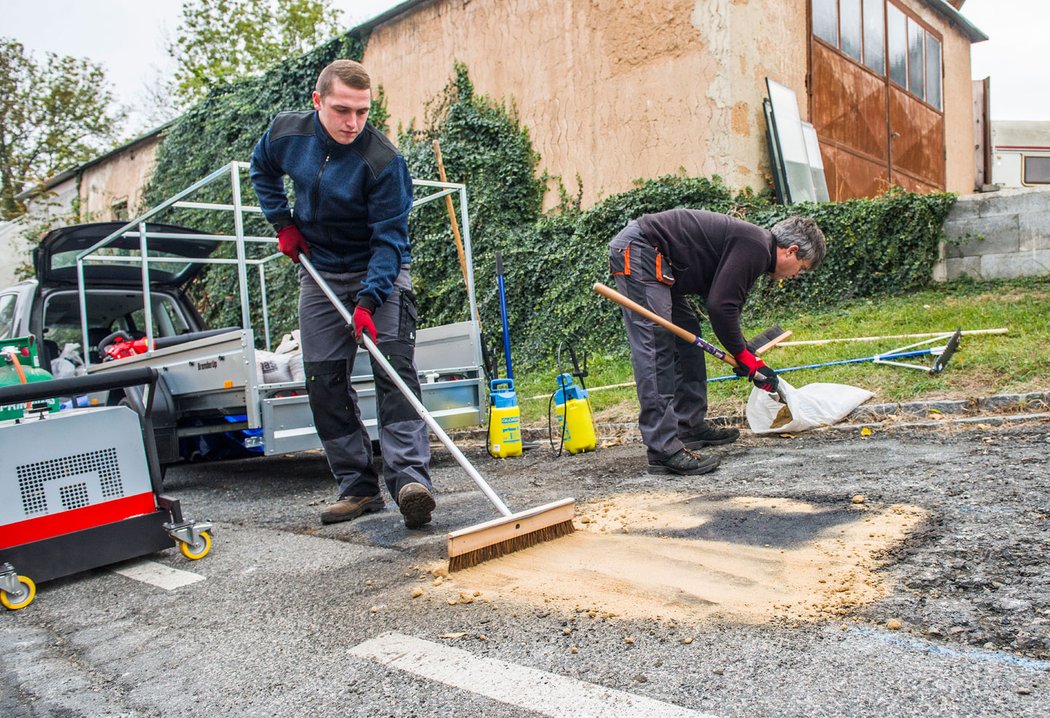 Proces uzavírá duo tenkým nánosem písku