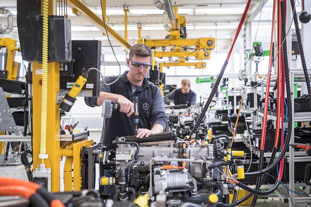 Vodíková auta jsou zatím drahá, protože malé série se montují ručně – snímek je z výroby Mercedesu GLC F-Cell. S přechodem na roboty a větší série se očekávává citelné zlevnění.