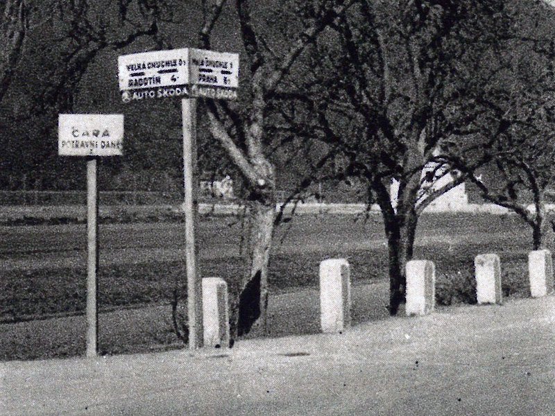 Silniční tabule a značky byly instalovány Autoklubem od roku 1928