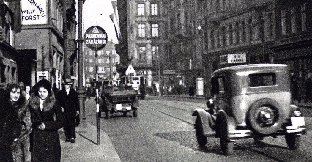 Jednosměrné ulice byly označeny příslušnými tabulkami, dovolená parkoviště značilo už tehdy velké P a na nejfrekventovanějších silnicích se objevily tabule s nápisem Parkování zakázáno. Premiéru měly ve 30. letech i značky upozorňující na školy.