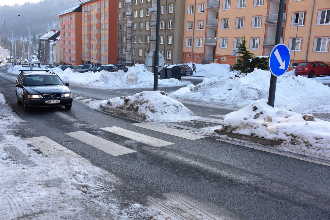 Silničáři si často stěžují na nesmyslná dopravní opatření v obcích, které jim znemožňují práci zrovna v kritických místech – typicky ostrůvky na přechodech