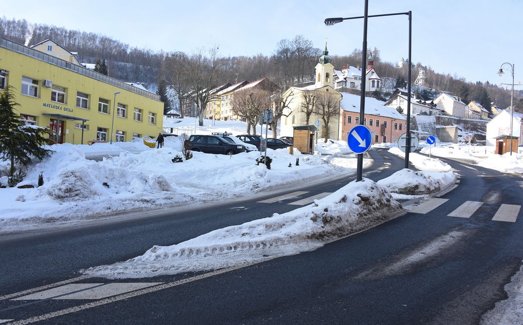 Silničáři si často stěžují na nesmyslná dopravní opatření v obcích, které jim znemožňují práci zrovna v kritických místech – typicky ostrůvky na přechodech