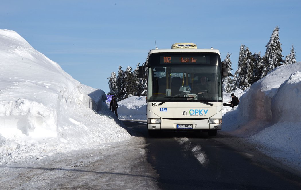 V Krušných horách během letošní zimy zapadla i zastávka autobusu. Život se přesto nesmí úplně zastavit.