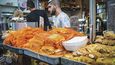 Sladké řezy knafeh na pultech jeruzalémského trhu
