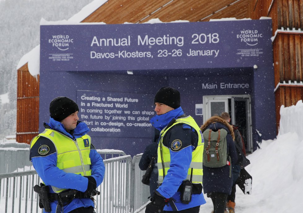 Ve švýcarském letovisku Davos začíná Světové ekonomické fórum. Desítky prezidentů, premiérů a ministrů se budou věnovat aktuálním otázkám světa, mimo jiné budoucnosti kapitalismu nebo kryptoměnám