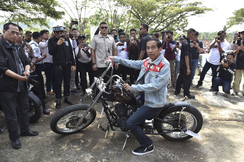 Indonéský prezident Joko Widodo na motorce.