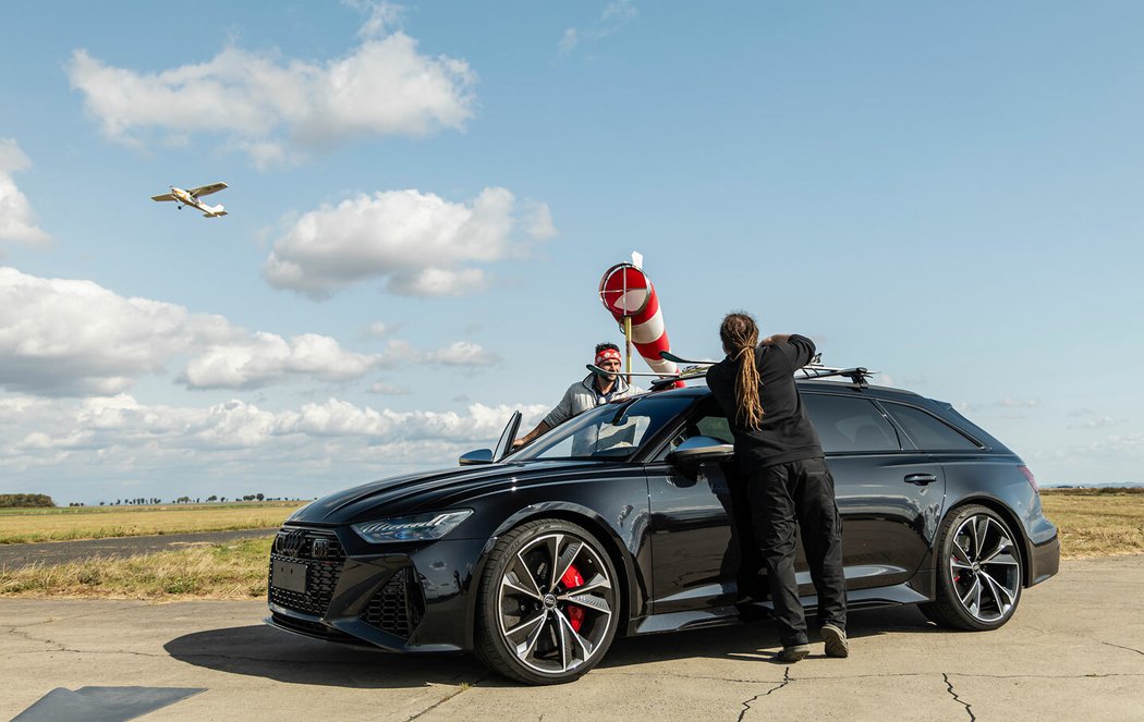 Světový rekord Světa motorů a lyžaře Radima Palána: Na střeše auta 208 km/h!