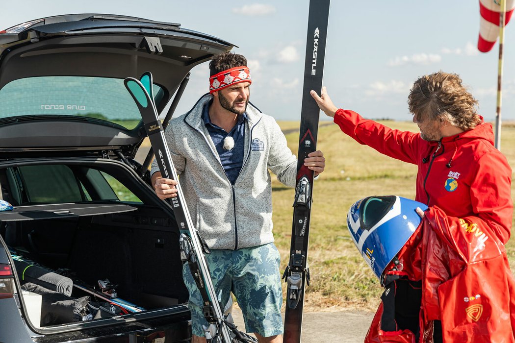 Světový rekord Světa motorů a lyžaře Radima Palána: Na střeše auta 208 km/h!