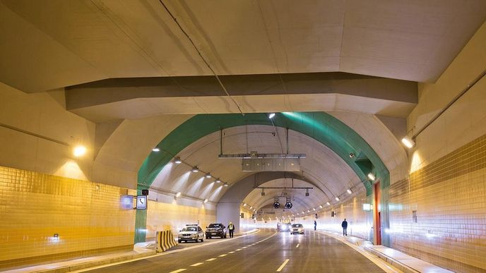Světový tunel. Klíčová součást pražského dopravního systému (městského okruhu), tunelový komplex Blanka, má nejvyšší světovéparametry (nahoře).