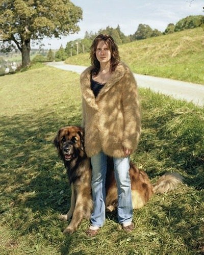 Pyšní majitelé ukazují svetry, které si sami upletly ze srsti svých psích mazlíčků.
