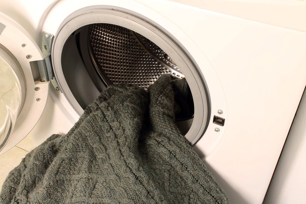 Prádlo by se mělo prát na 60 stupňů Celsia, jinak v něm přežijí bakterie, tvrdí experti.