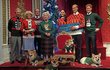 Královská rodina z muzea Madame Tussauds ve vánočních svetrech.