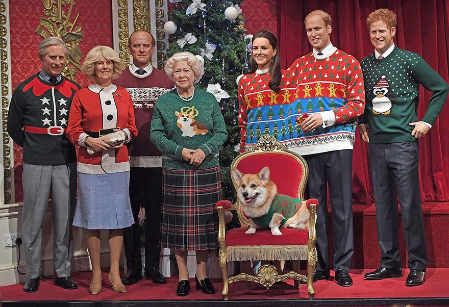 Královská rodina z muzea Madame Tussauds ve vánočních svetrech