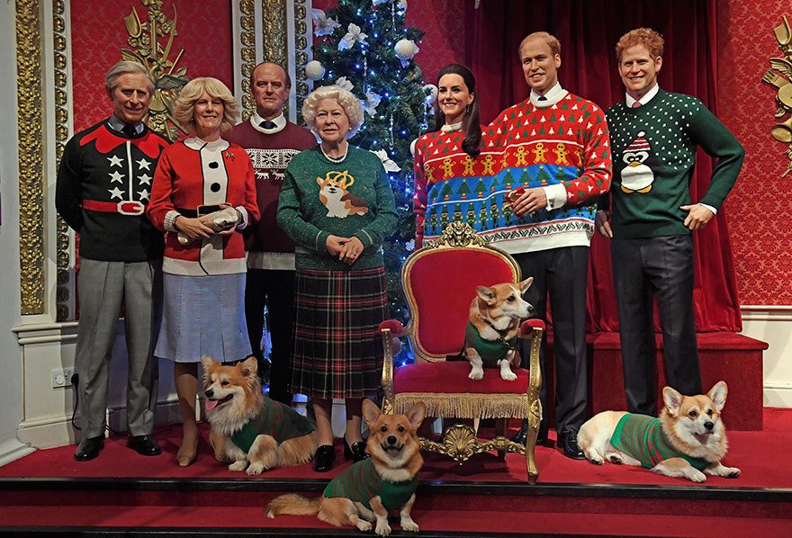 Královská rodina z muzea Madame Tussauds ve vánočních svetrech