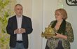 Radan Salomonovič předává svícen šéfce muzea Jiřině Kábrtové.
