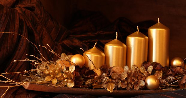 Pokud máte doma zlatý sprej, nastříkejte ořechy, větvičky i šišky. Budete mít výzdobu podle posledních trendů - zlaté a teplé barvy jsou jedním z hitů letošních vánoc.