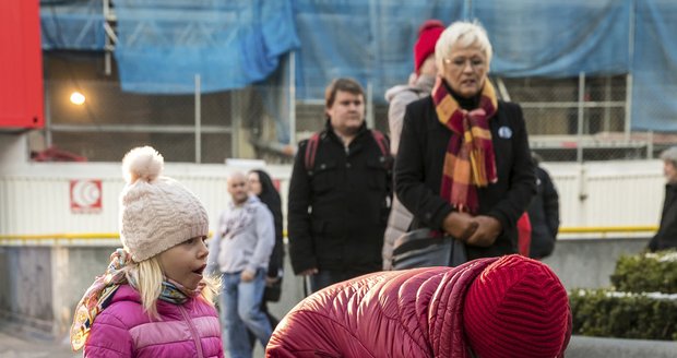 Lidé na Jungmannově náměstí zapalovali svíčky za Václava Havla.