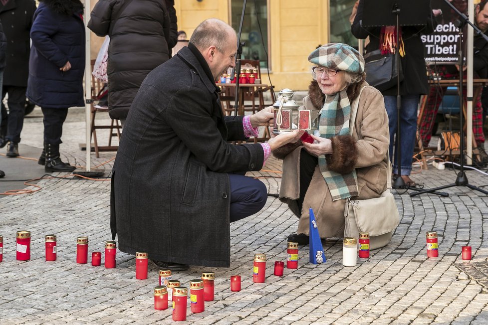 Lidé na Jungmannově náměstí zapalovali svíčky za Václava Havla.