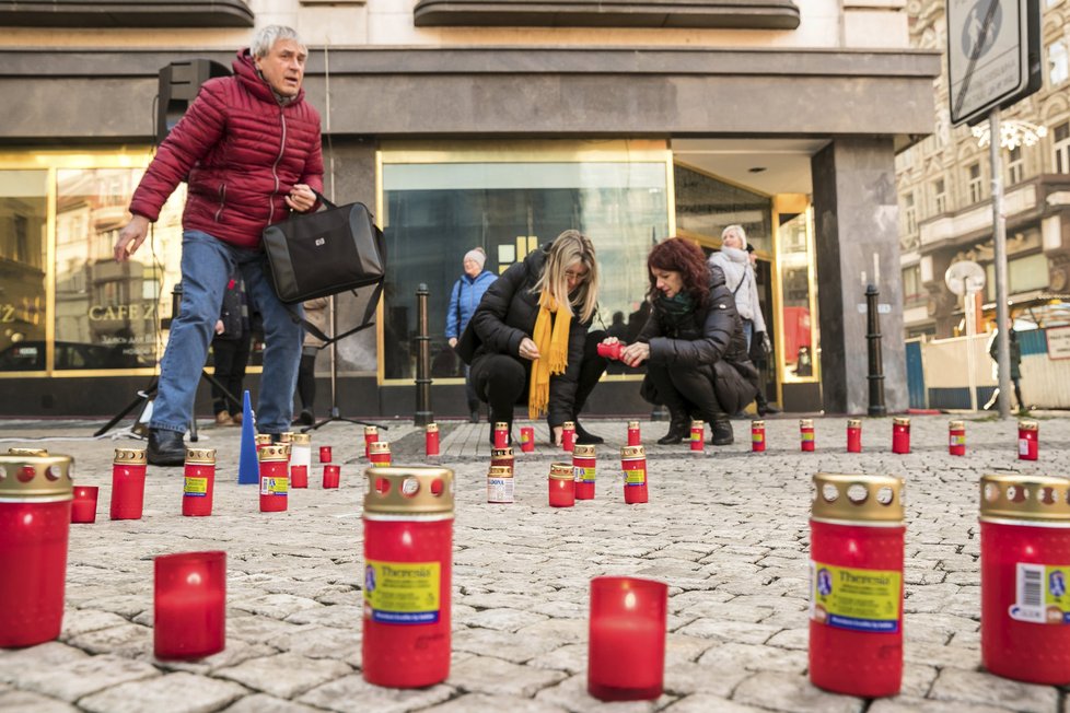 Lidé na Jungmannově náměstí zapalovali svíčky za Václava Havla.