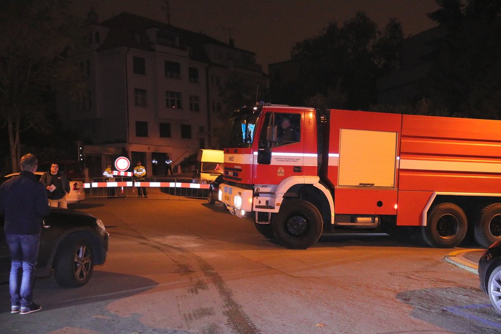 Úklid svíček před Bertramkou začal pod přísným dohledem policie po půlnoci. Ráno byla ulice před vilou Karla Gotta uklizena, jen místy zůstaly zbytky vosku