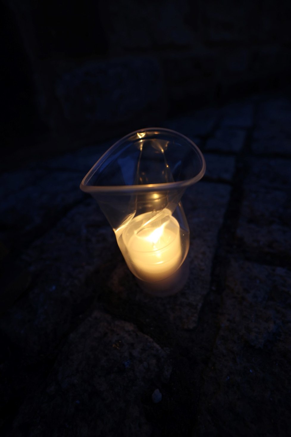 Při pietním aktu za oběti pandemie koronaviru bylo 10. května 2021 na nádvořích Pražského hradu zapáleno téměř 30 000 svíček. Některé kelímky se žárem postupně kroutí.