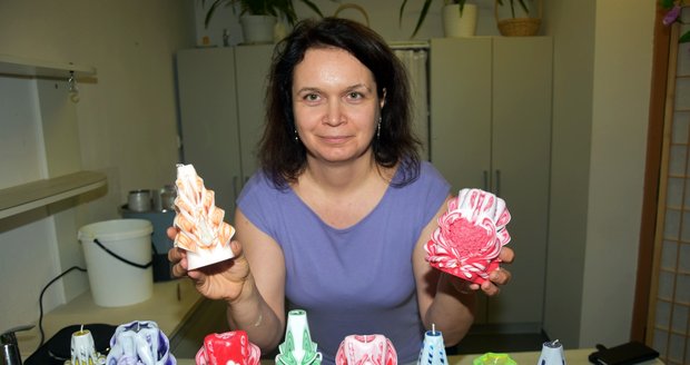 Jaroslava Belfínová (47) ukazuje některé své řezané svíčky.