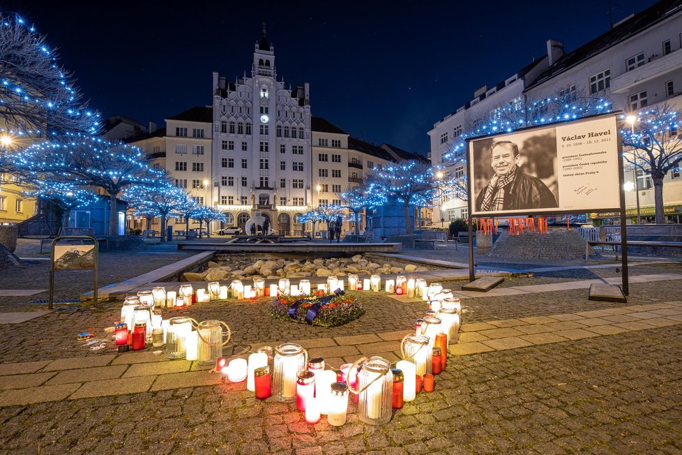 Při vzpomínkové akci v Praze 6 k výročí Václava Havla zmizel panel s fotografií i citáty.