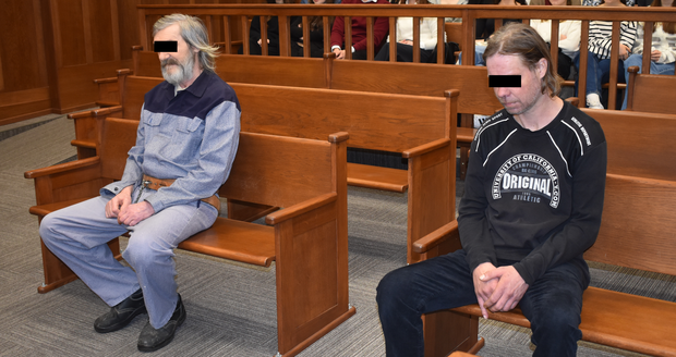 Karel M. (vlevo) dostal za bezcitnou vraždu 20 let vězení. Dříve už si odseděl 14 let za vraždu družky. Josef M. mu pomáhal tělo odklidit, dostal podmínku.