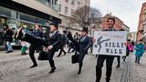 Švihlá chůze v Brně, Praze i v dalších městech: Recesisté vyrazili napodobit Monty Pythony