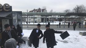 Švihlá chůze se po roční přestávce vrátila do Ostravy. Cestující na nádraží ve Svinově udiveně zírali.