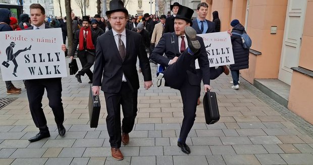 Zakladatelé švihlé chůze v Česku Adam Jandora a Dan Mašek (vpravo) na čele účastníků pochodu.