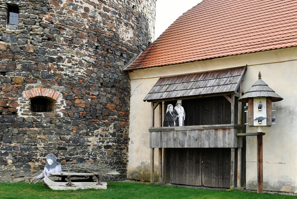 Fotobodů, které na nádvoří hradu Švihov umožní od příští turistické sezony návštěvníkům vyfotit se ve dvou scénách z pohádky Tři oříšky pro Popelku.