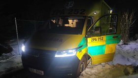 Sanitka s pacientem zapadla do bahna: Pomoci museli hasiči i obyvatelé Švihova.