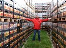 Mimo sezonu je dvůr pivovaru zaplněný prázdnými přepravkami s láhvemi, které přes léto zmizí k zákazníkům