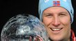 Aksel Lund Svindal s trofejí pro nejlepšího sjezdaře Světového poháru