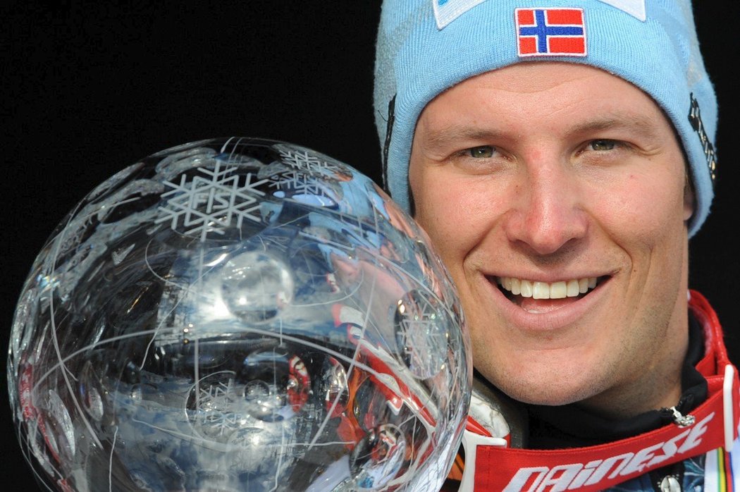 Aksel Lund Svindal s trofejí pro nejlepšího sjezdaře Světového poháru